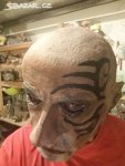 Maska muž s tetováním